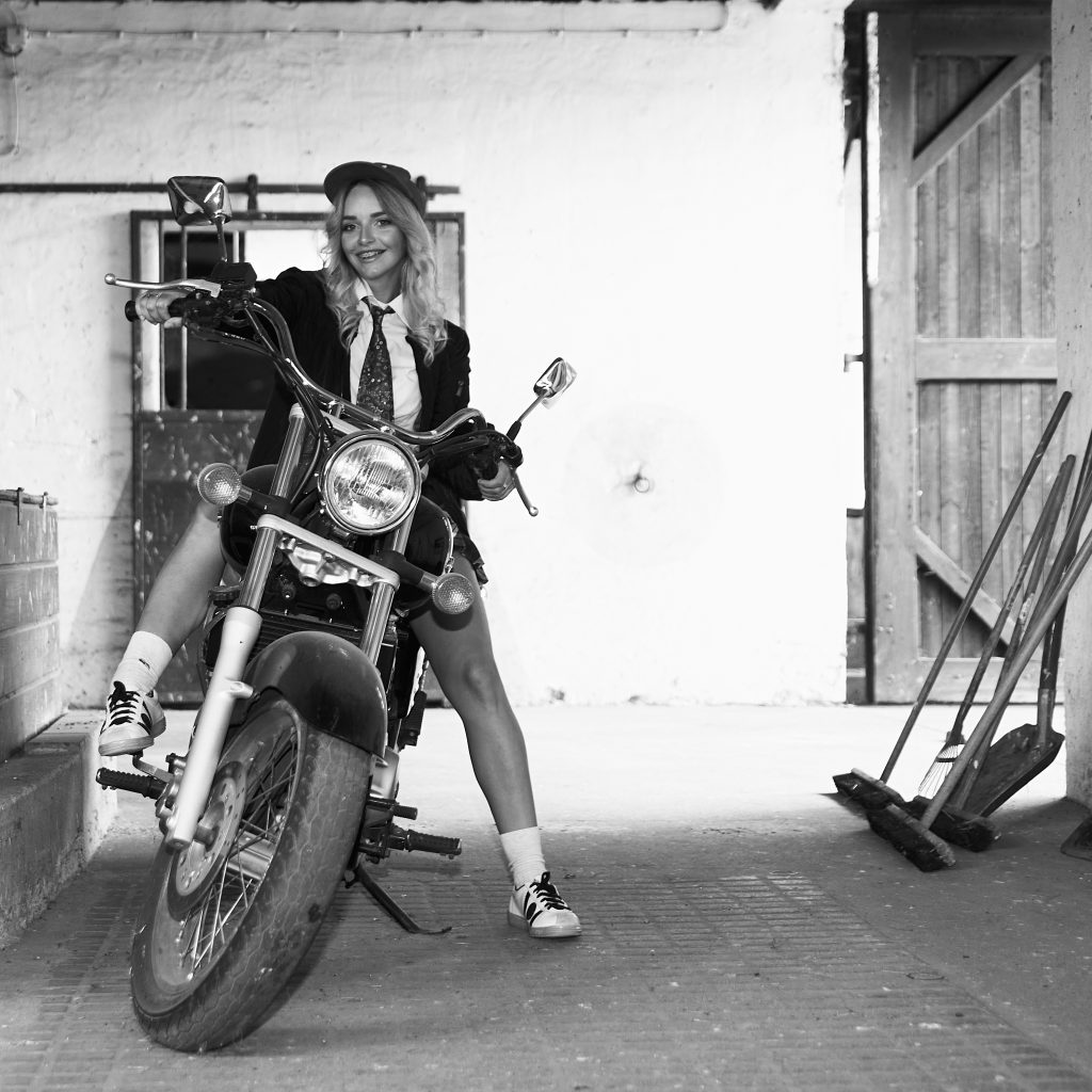 Frau auf dem Motorrad